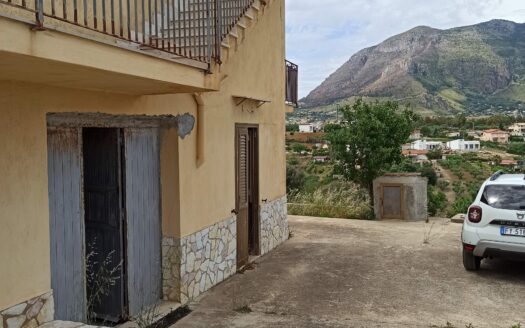 Appartamento da ristrutturare con magazzino e terreno