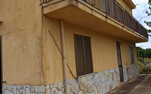 Appartamento da ristrutturare con magazzino e terreno