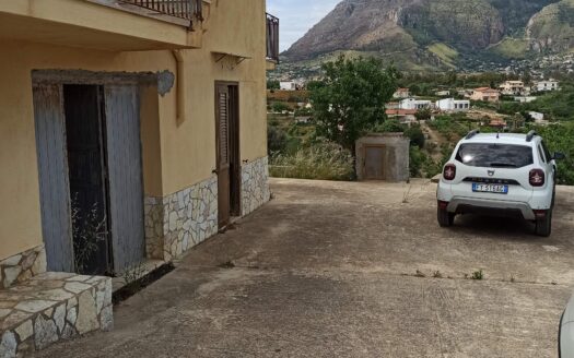 Appartamento da ristrutturare con magazzino e terreno