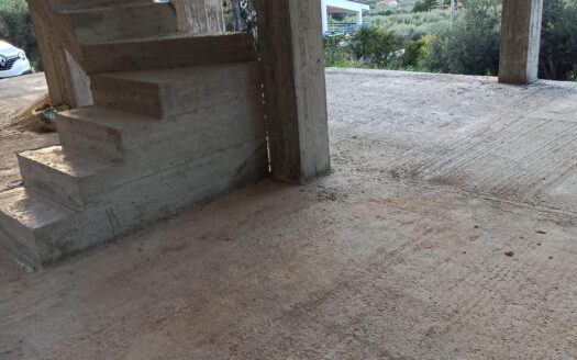 Villa con piscina allo stato grezzo